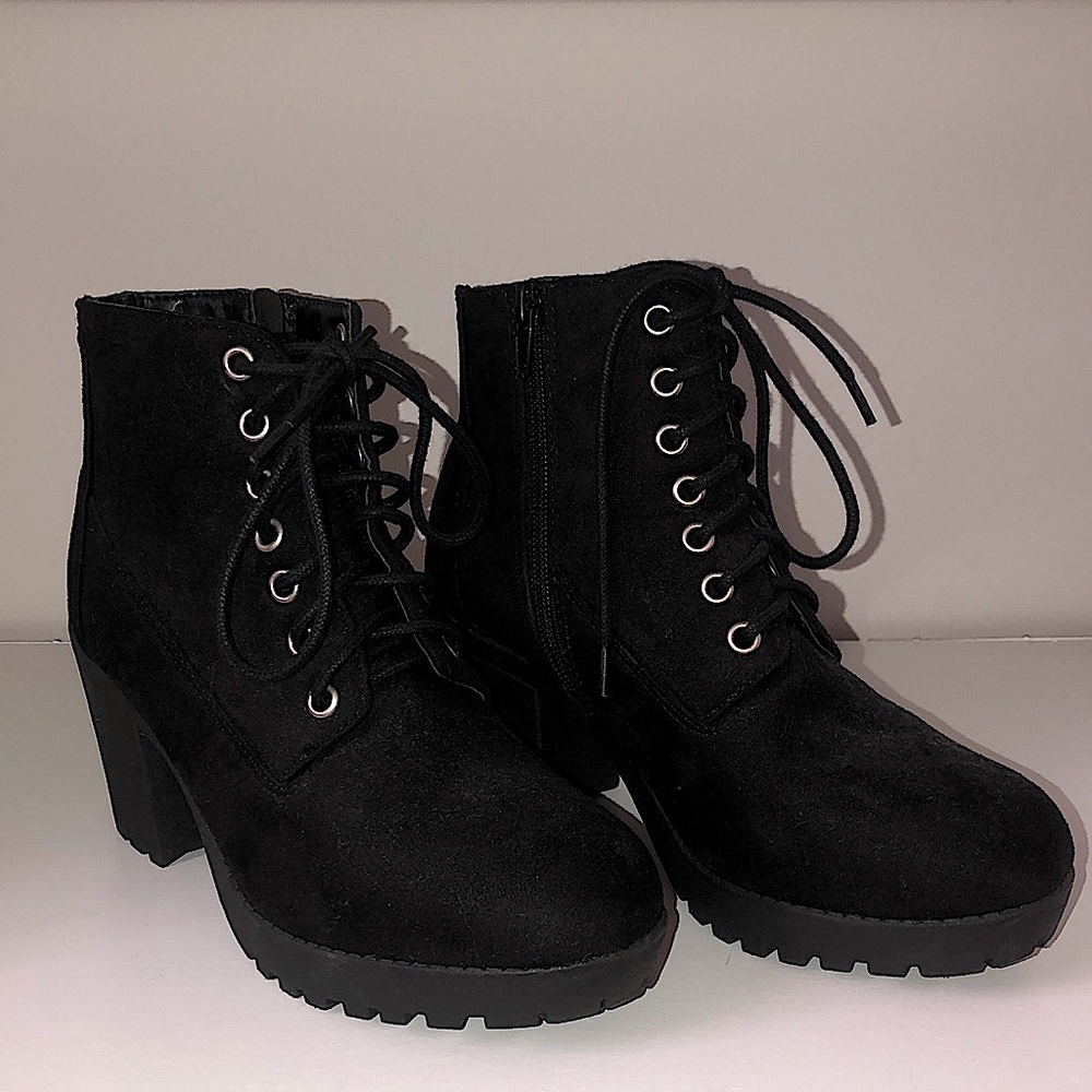 (6.5) Black Boots